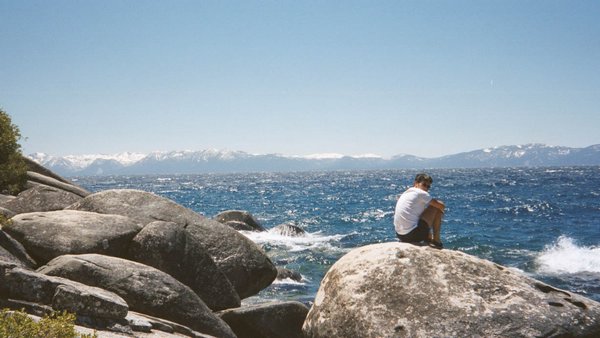 28 On our third day we drove around the lake. Litlle rest at the boulders north-east..jpg