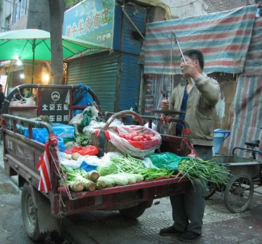 2006-04-08z06 Veggie Vendor.JPG