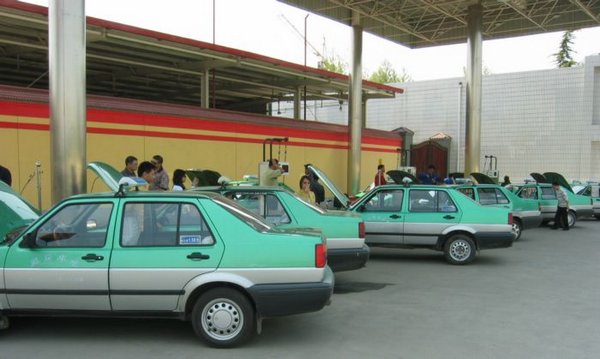 2006-04-09b Taxi Fueling.JPG