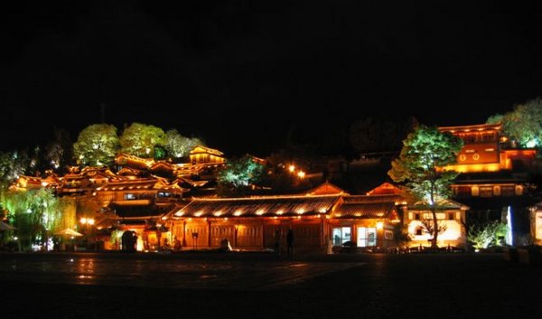 2006-04-10z08 Lijiang Old Town at Night.JPG