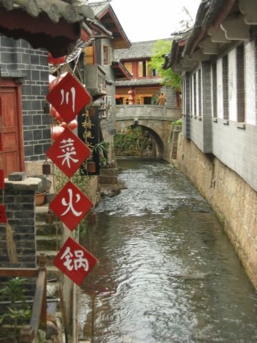 2006-04-11d Lijiang Alleys 1.JPG