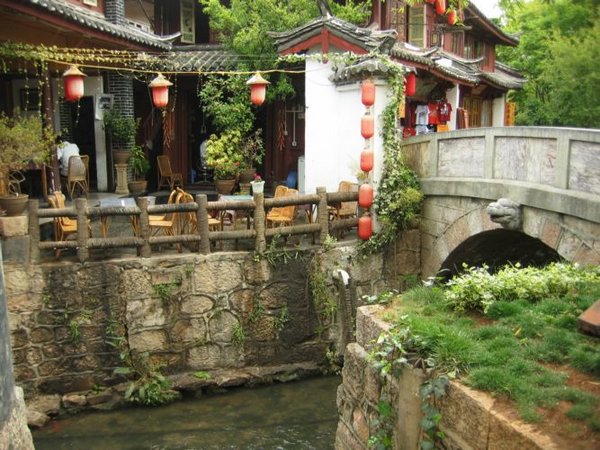 2006-04-11f1 Lijiang Alleys 3.JPG