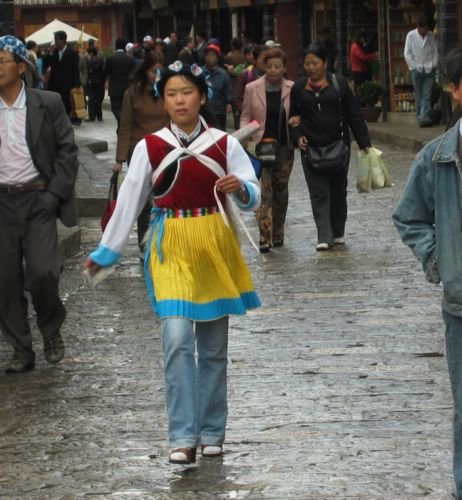 2006-04-11j People on Street 4.JPG