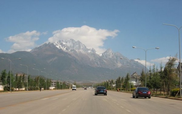 2006-04-12a Jade Dragon Snow Mountain.JPG