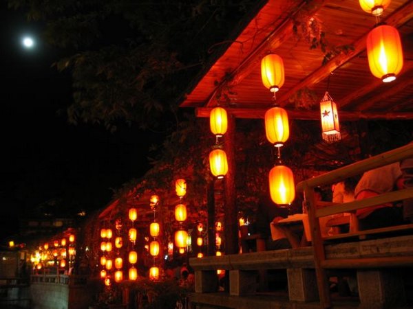 2006-04-12l Lanterns and Moon.JPG