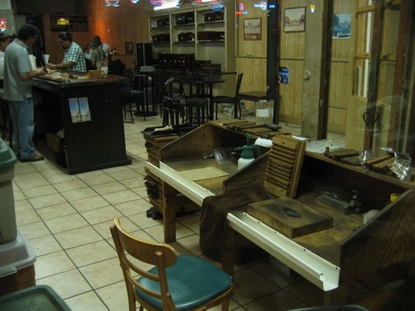 2006-04-25j Cigar-Maker 1.JPG