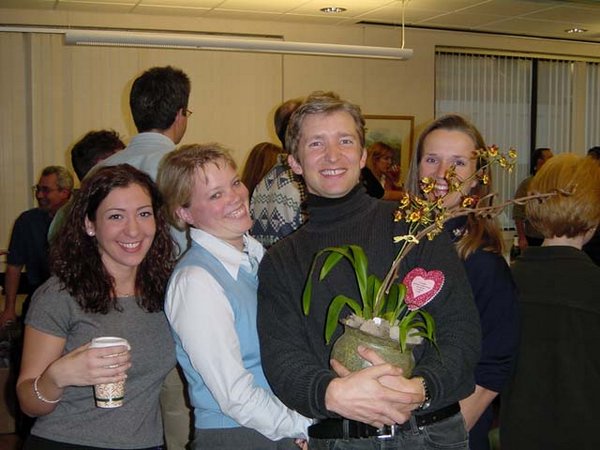 2001-02-15 11 Mein Kollege Mark hat Blumen gewonnen (mit ihm andere Simplifiers).jpg