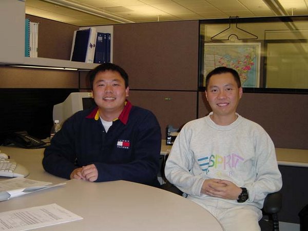 2001-02-15 12 Unsere Neueinstellungen Chen und Chuck.jpg
