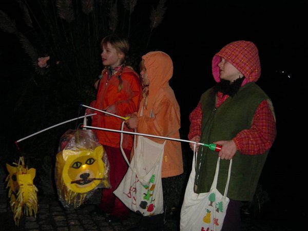 2001-11-08h Singing for candy.jpg