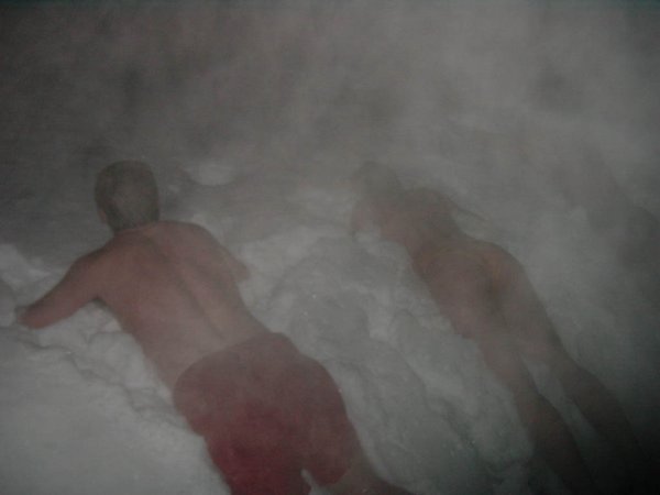 2001-12-15f Hot tub and snow.jpg