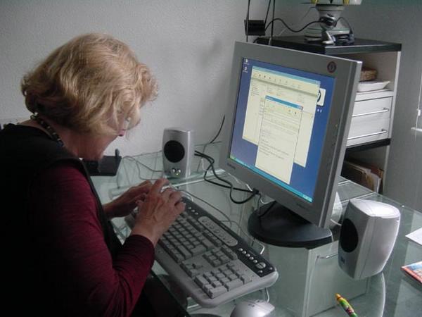2002-05-24c Writing her first email.jpg