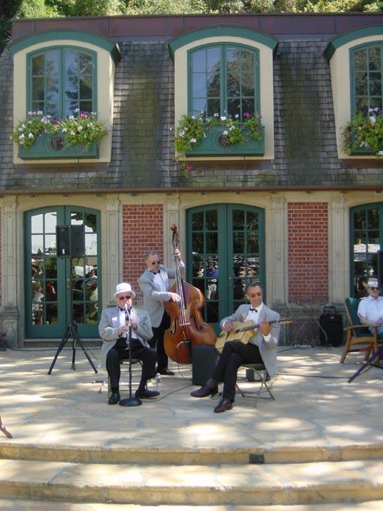 2002-07-14d Jazz band in front of the garden house.jpg