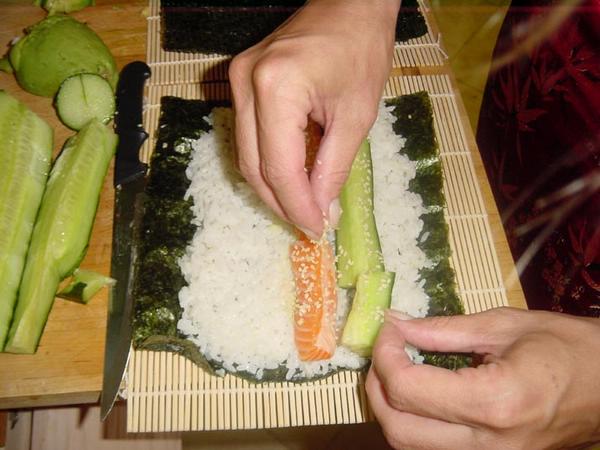 2002-08-28d Sushi - Maki sushi in the making.jpg