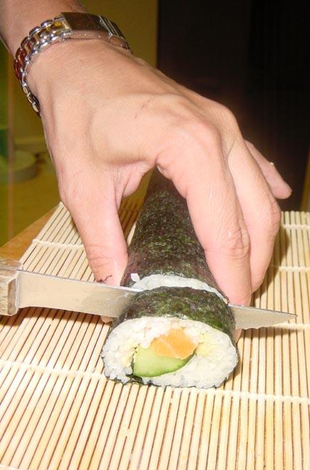 2002-08-28e Sushi - Cutting the roll.jpg