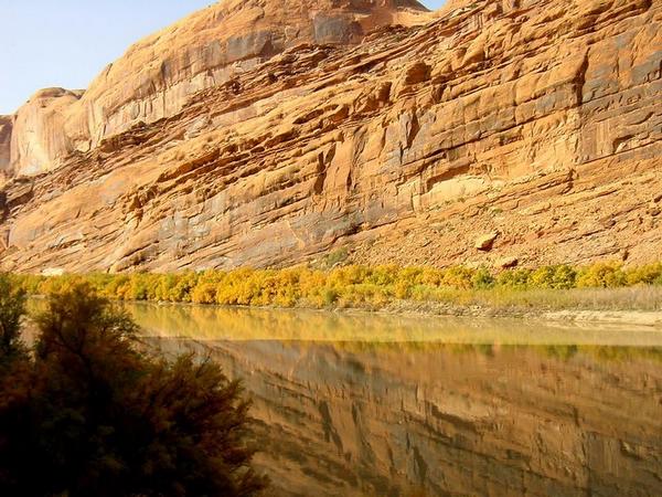 2002-11-01a Driving along the Colorado River.JPG