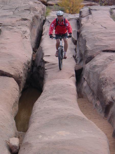 2002-11-01g Riding the slim rock.JPG