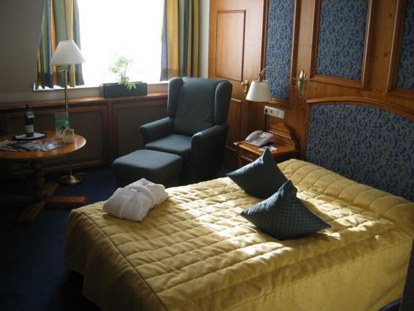 2004-04-22c Executive Room Holiday Inn.JPG