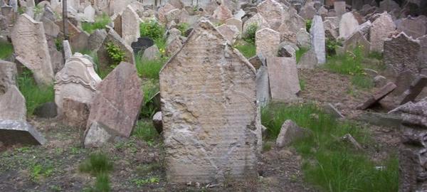 2004-05-04p Jewish Cemetery.jpg