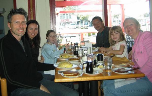 2004-12-19a Breakfast Round.JPG