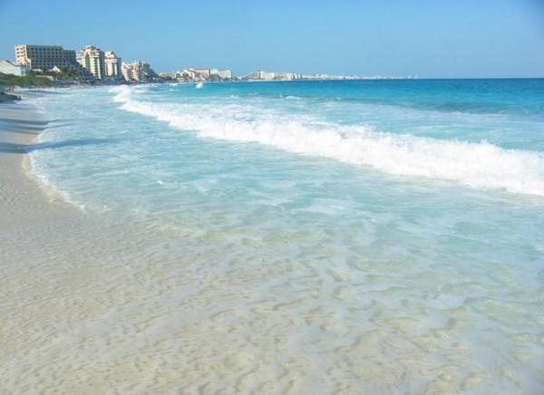 2005-01-29e Cancun Hotel Zone.JPG