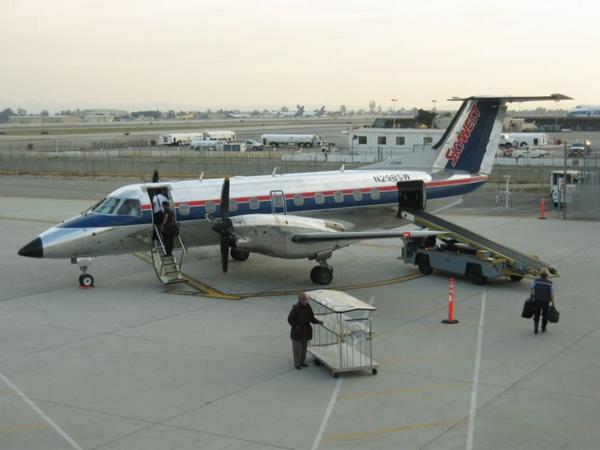 2005-04-26d Commuter Plane.JPG