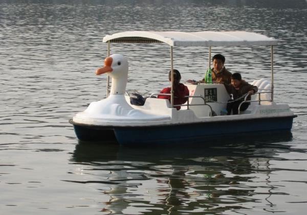 2005-11-12n Pleasure Boat.JPG