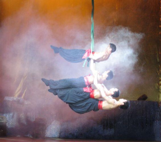 2005-11-12s Acrobats 1.JPG