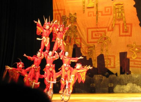 2005-11-12w Acrobats 5.JPG