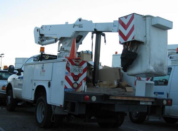 2005-11-21g Bucket Truck.JPG