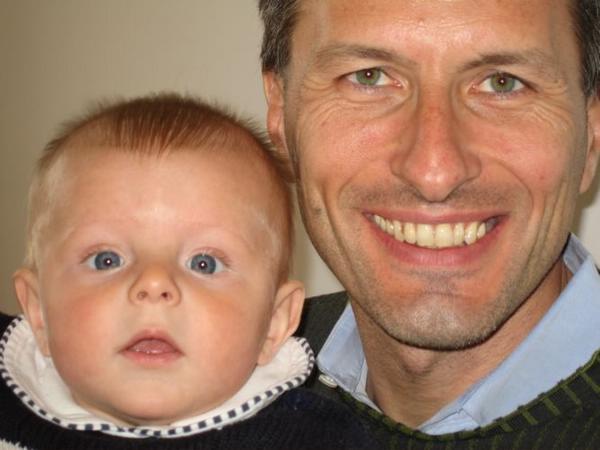 2005-11-24c Carl and Oli 3.JPG