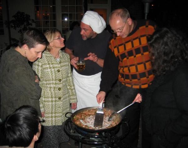 2005-12-14h Paella Debate.JPG