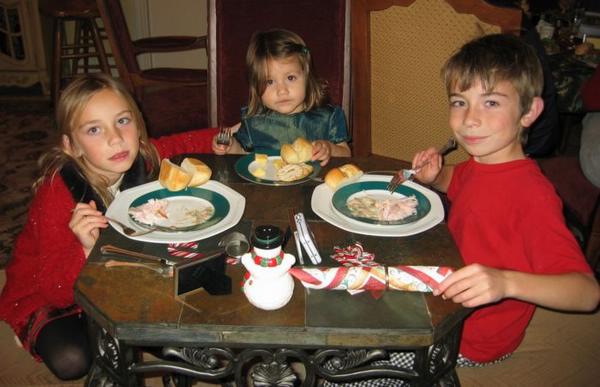 2005-12-25f Children Table.JPG