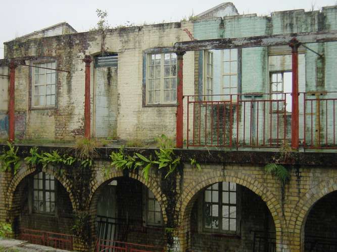 043 Ruins near the airport in rainy weather